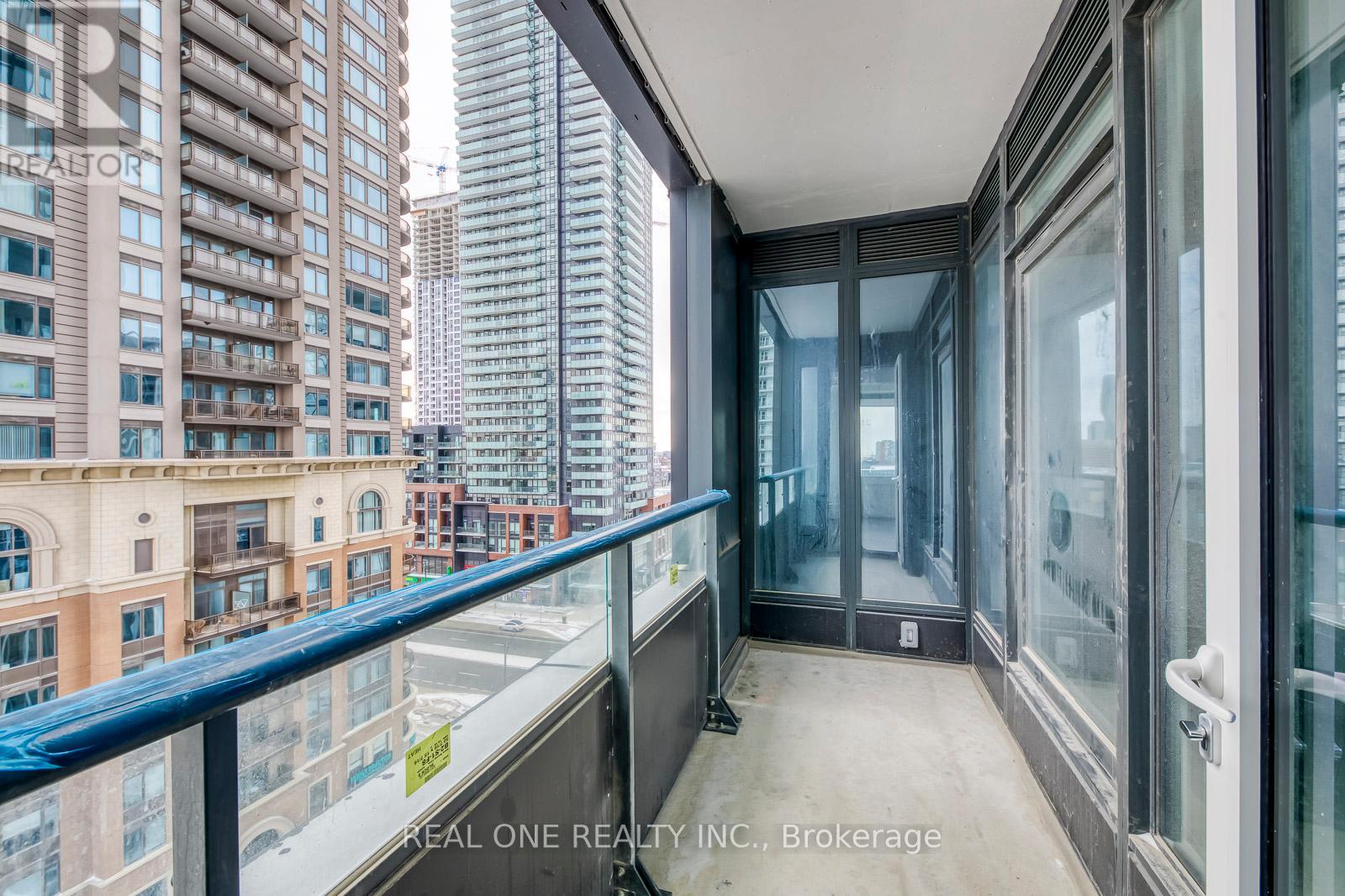 804 - 395 Square One Drive, Mississauga, Ontario  L5B 0P6 - Photo 17 - W12728686