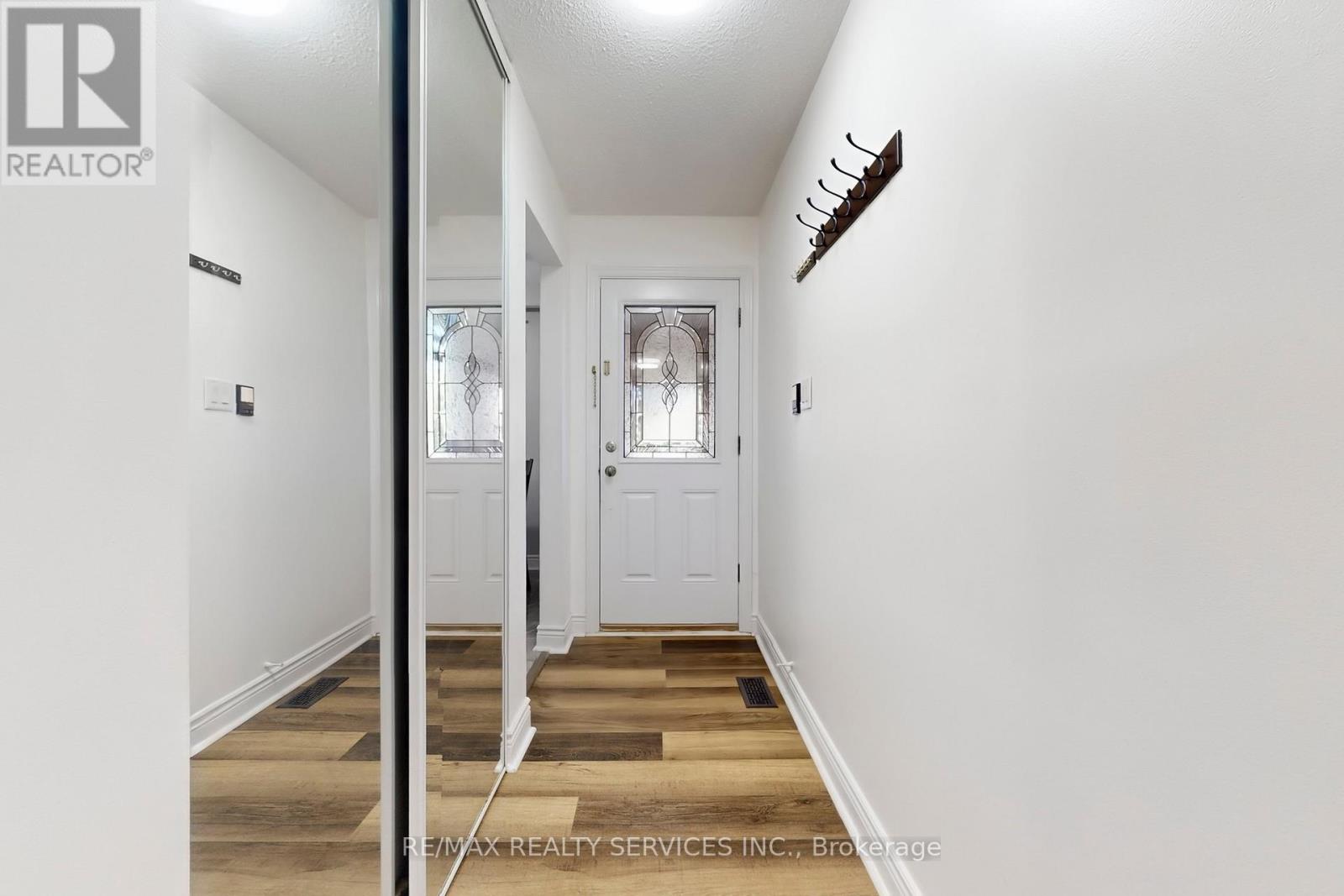 14 Bryant Court, Brampton, Ontario  L6X 2T1 - Photo 3 - W12728700