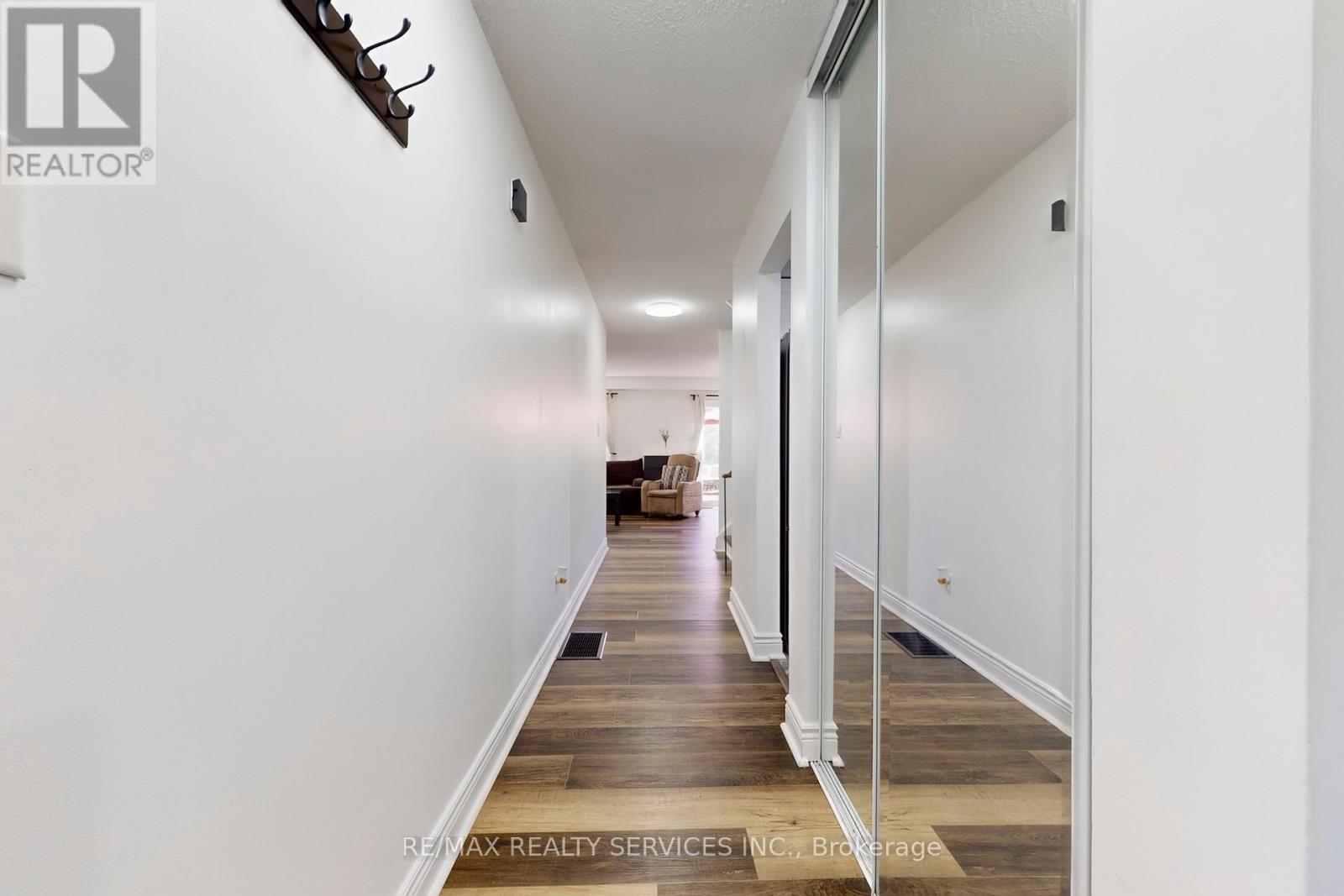 14 Bryant Court, Brampton, Ontario  L6X 2T1 - Photo 4 - W12728700