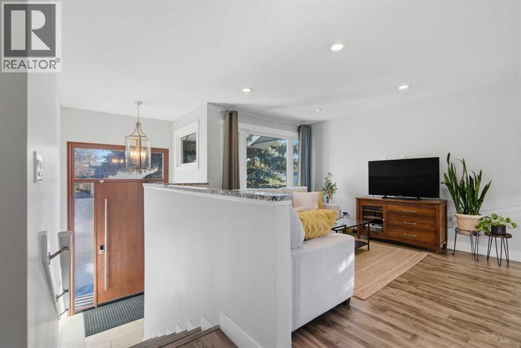 88 Woodfield Crescent Sw, Calgary, Alberta  T2W 3W4 - Photo 5 - A2278930