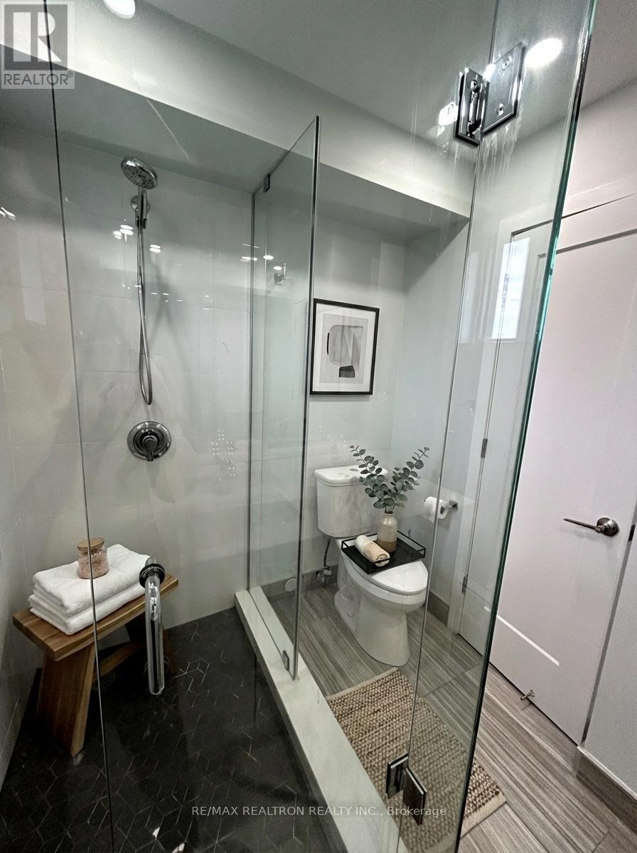 702 - 15 Walmer Road, Toronto, Ontario  M5R 2X1 - Photo 6 - C12680404