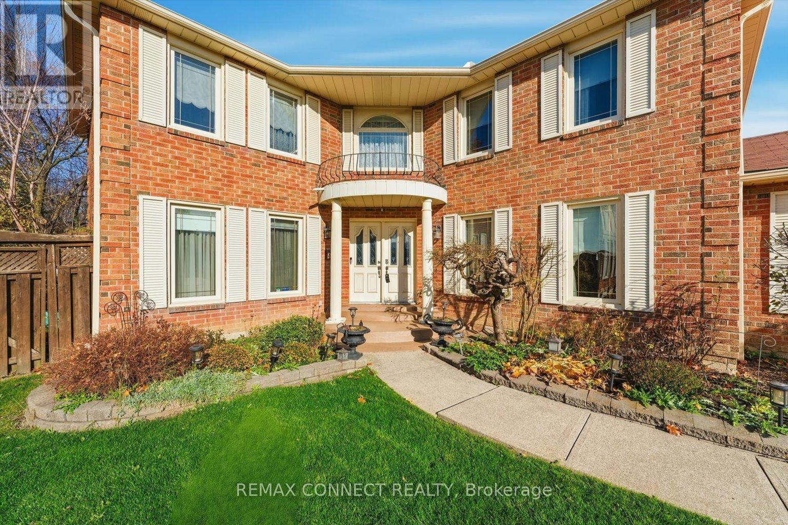 4307 Garnetwood Chase, Mississauga, Ontario  L4W 2H1 - Photo 4 - W12626926