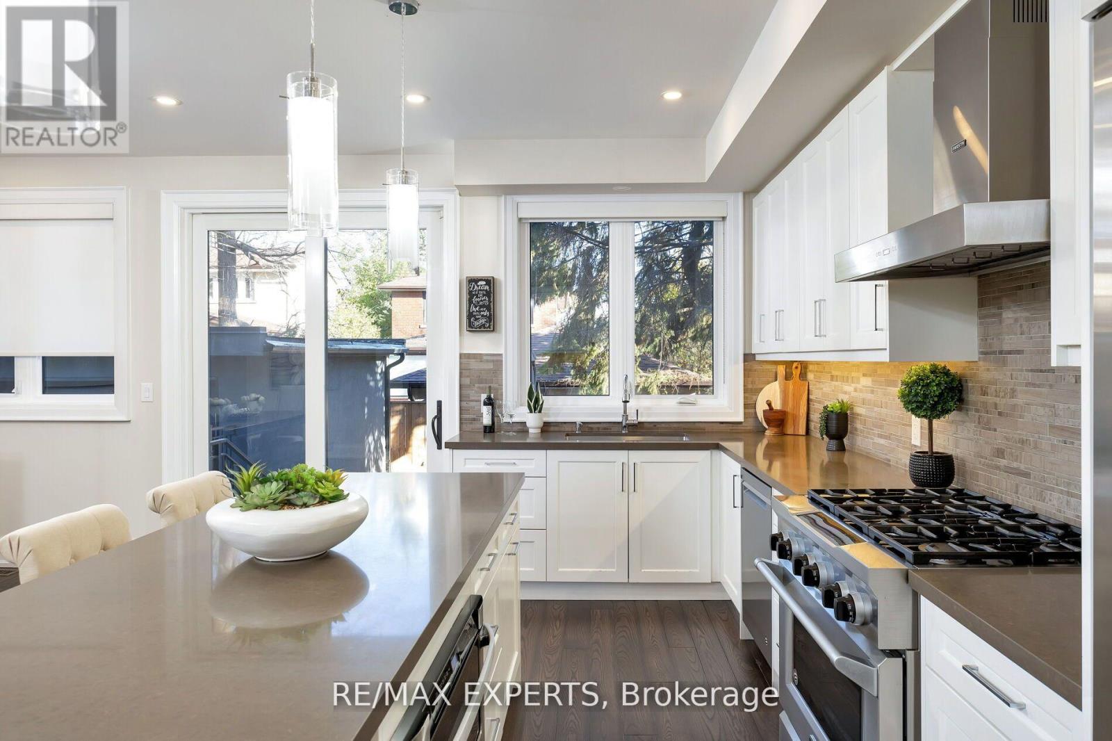 5 Dartmouth Crescent, Toronto, Ontario  M8V 1W9 - Photo 9 - W12728828