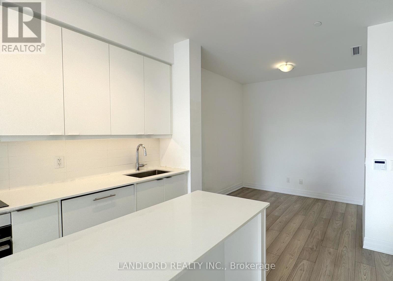 502 - 36 Elm Drive W, Mississauga, Ontario  L5B 0N3 - Photo 3 - W12610626