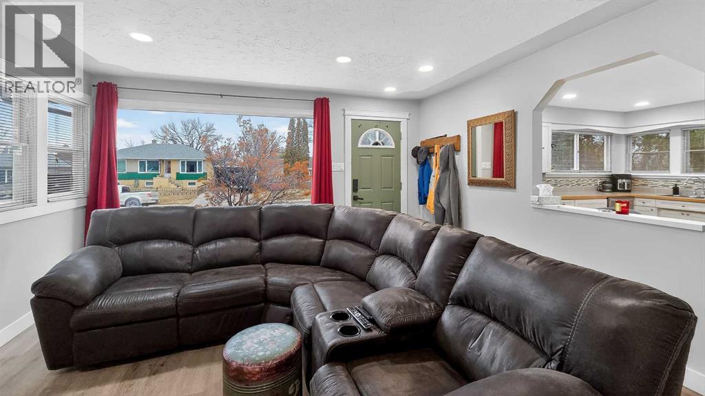 1822 8 Avenue N, Lethbridge, Alberta  T1H 1B5 - Photo 3 - A2280872