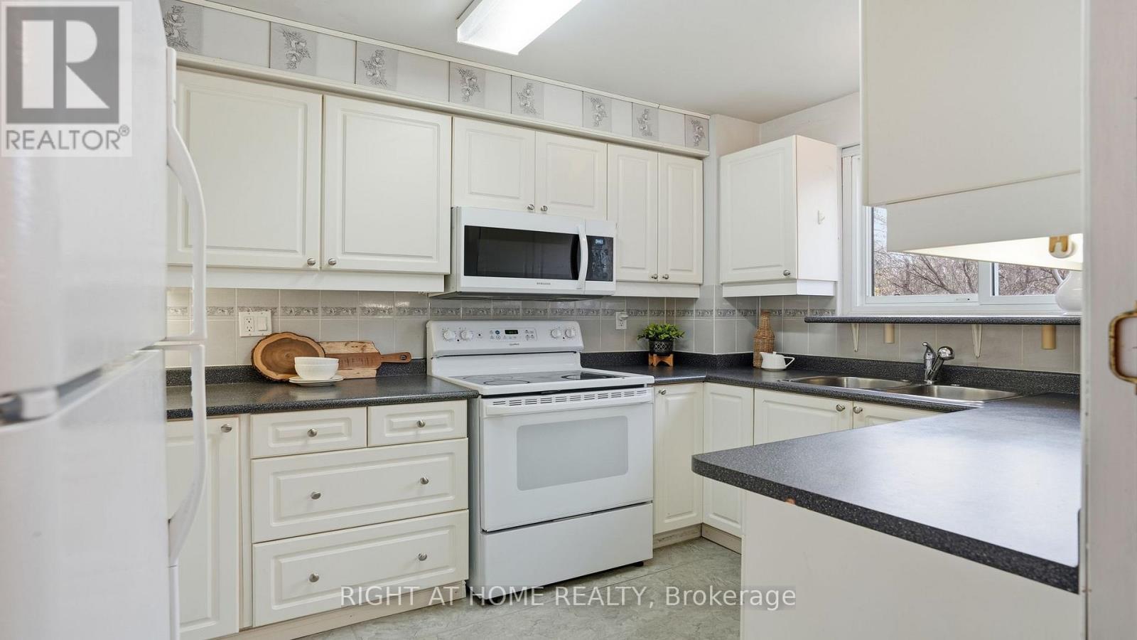 408 Camelot Court, Oshawa, Ontario  L1G 6P7 - Photo 7 - E12729098