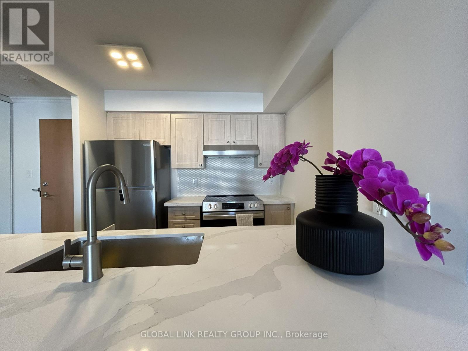 1206 - 399 South Park Road Nw, Markham, Ontario  L3T 7W6 - Photo 2 - N12728976