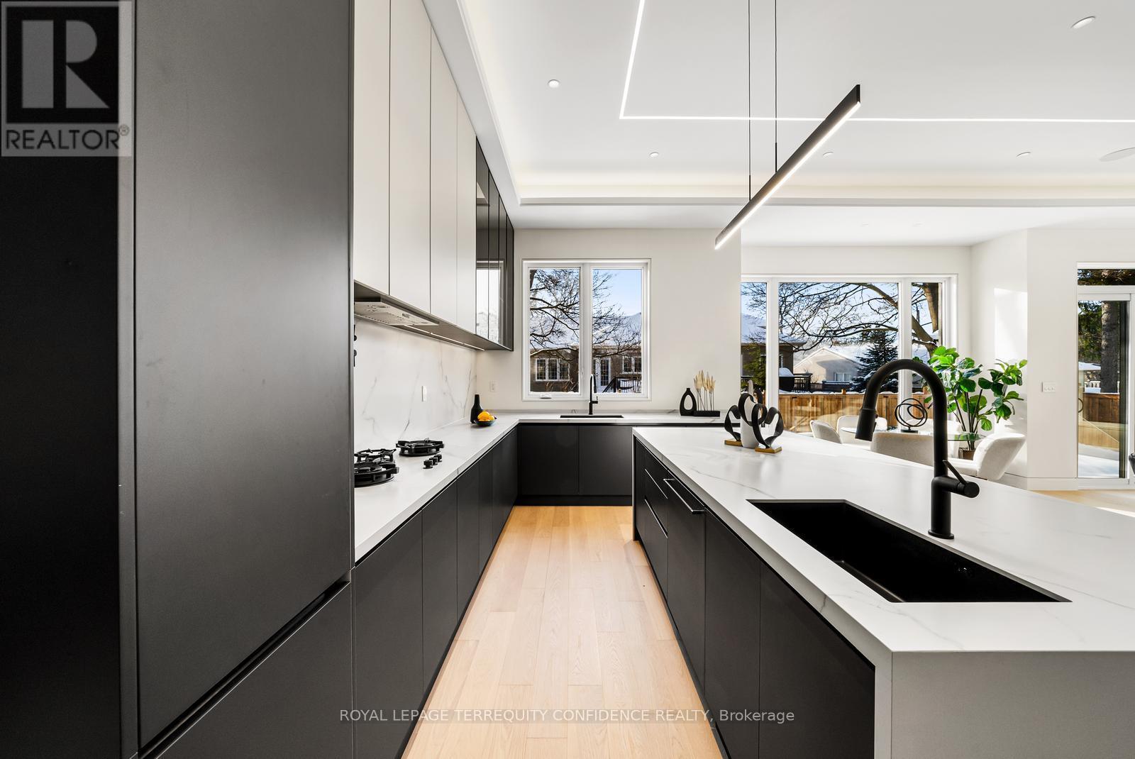 281 Kerrybrook Drive, Richmond Hill, Ontario  L4C 3R2 - Photo 4 - N12729020