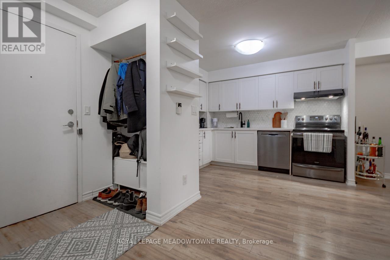 927 - 3888 Duke Of York Boulevard, Mississauga, Ontario L5B 4P5 - Photo 6 - W12729062