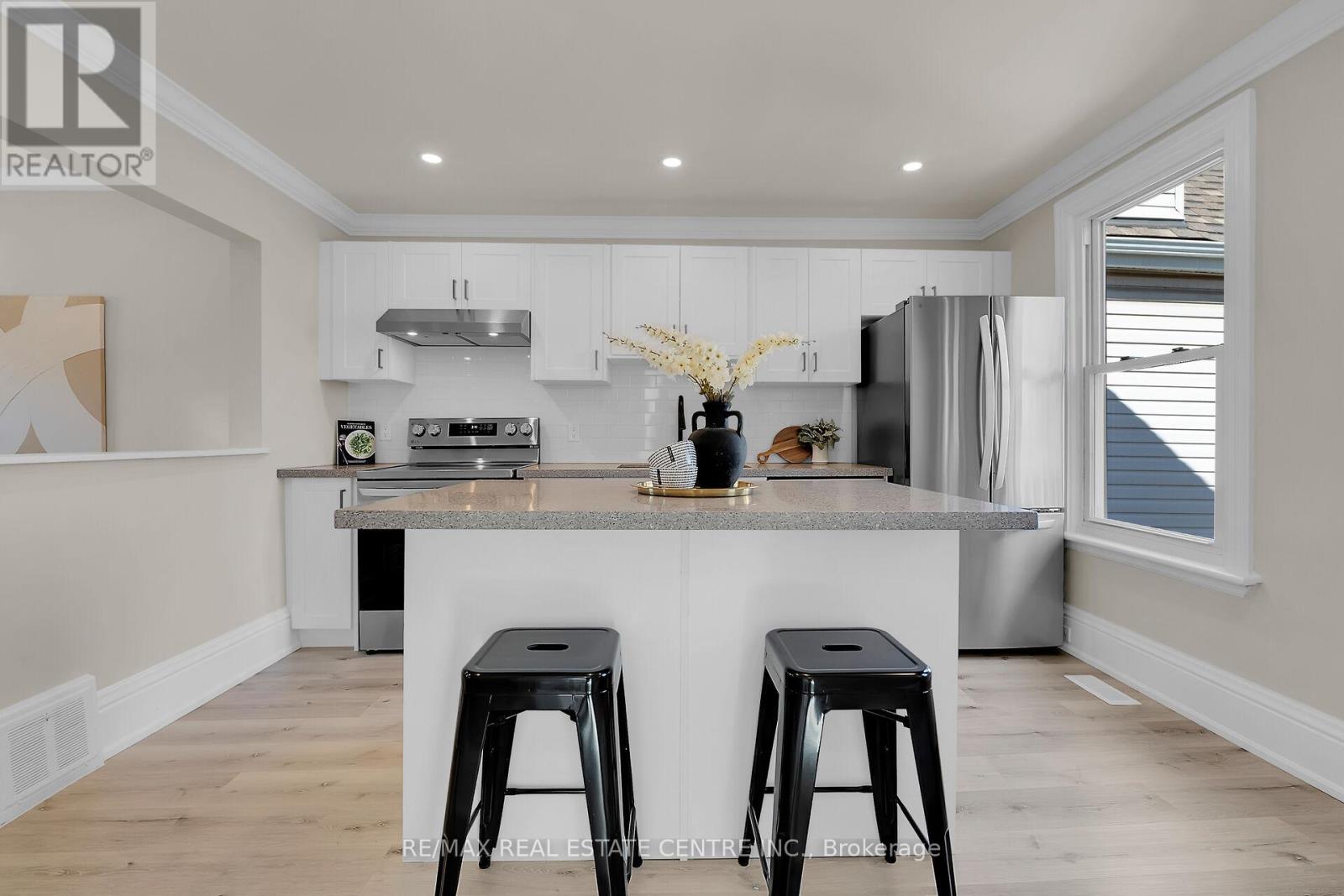 70 Robins Avenue, Hamilton, Ontario  L8H 4N4 - Photo 4 - X12728952