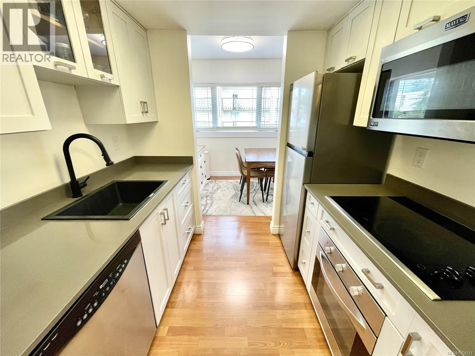 359 2930 Washington Ave, Victoria, British Columbia  V9A 1P5 - Photo 5 - 1024211