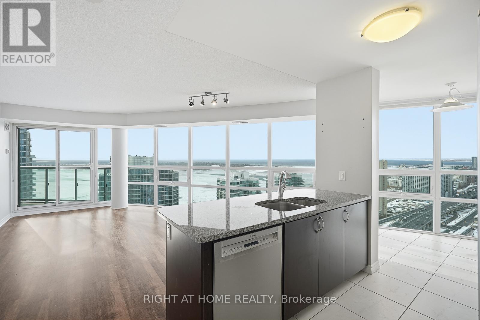 3811 - 19 Grand Trunk Crescent, Toronto, Ontario  M5J 3A3 - Photo 9 - C12729176