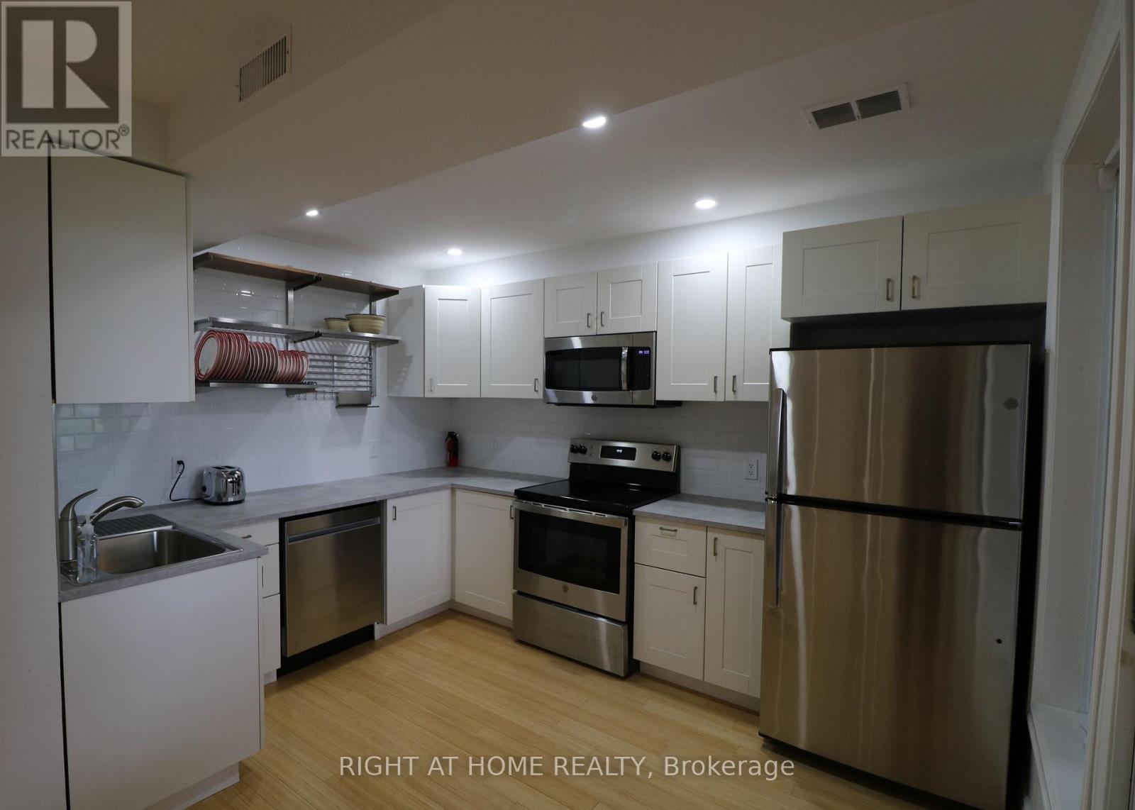 7 Eleventh Street, Toronto, Ontario  M8V 3G2 - Photo 27 - W12672948