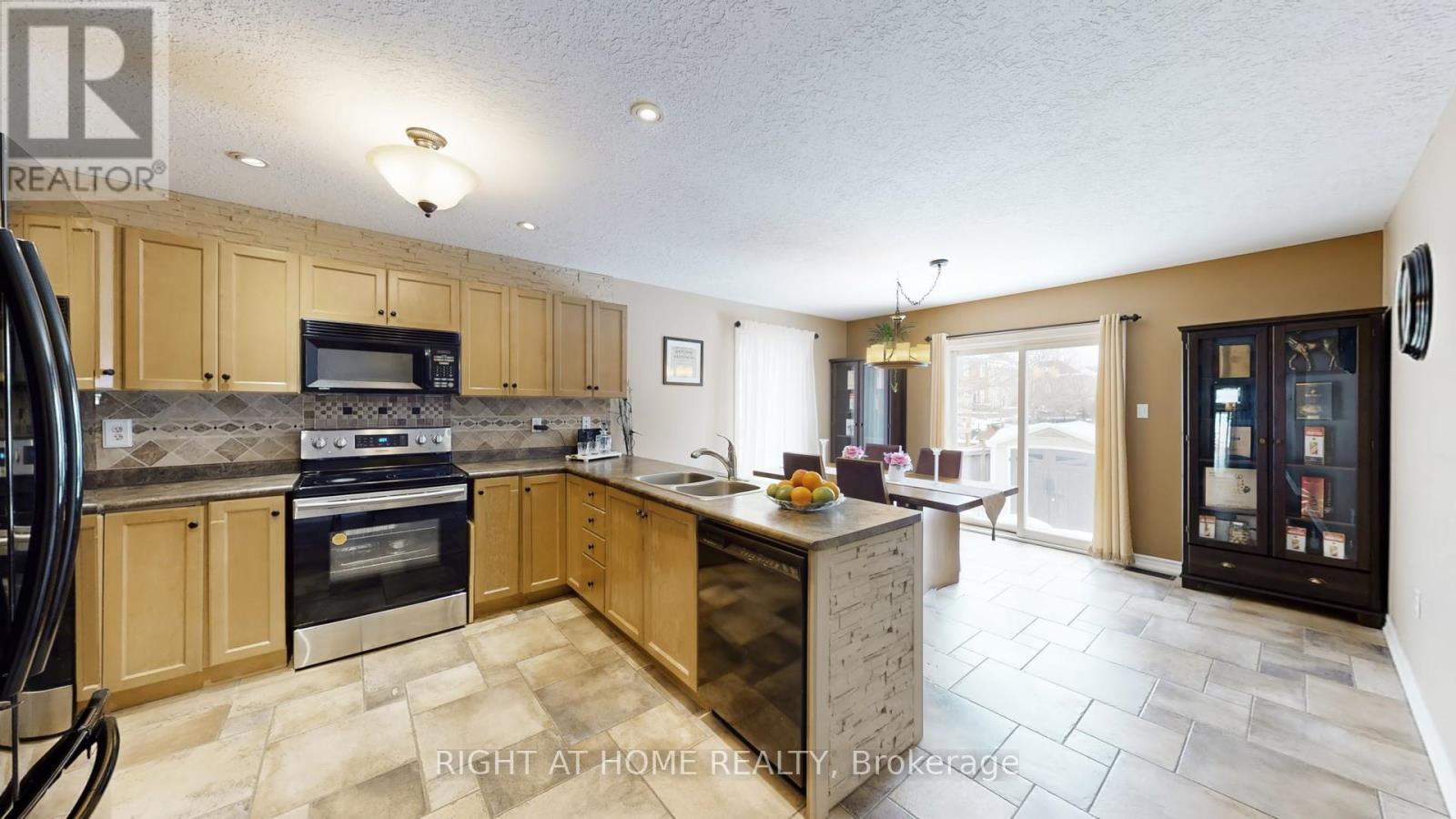 204 Proclamation Drive, Barrie (Innis-Shore), Ontario  L4N 0Y9 - Photo 9 - S12729366