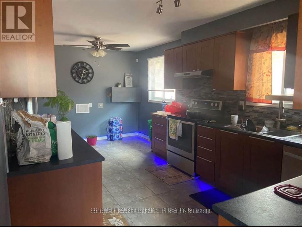 8 Maplehurst Square, Brampton, Ontario  L6Z 1J6 - Photo 2 - W12729314