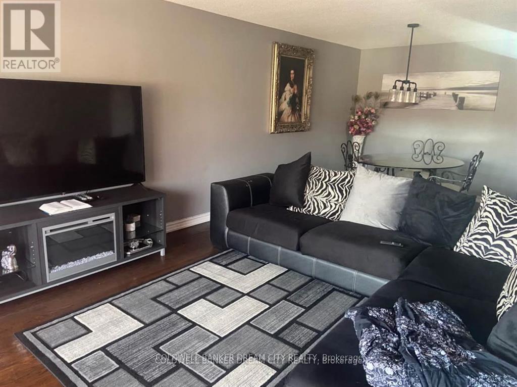 8 Maplehurst Square, Brampton, Ontario  L6Z 1J6 - Photo 5 - W12729314