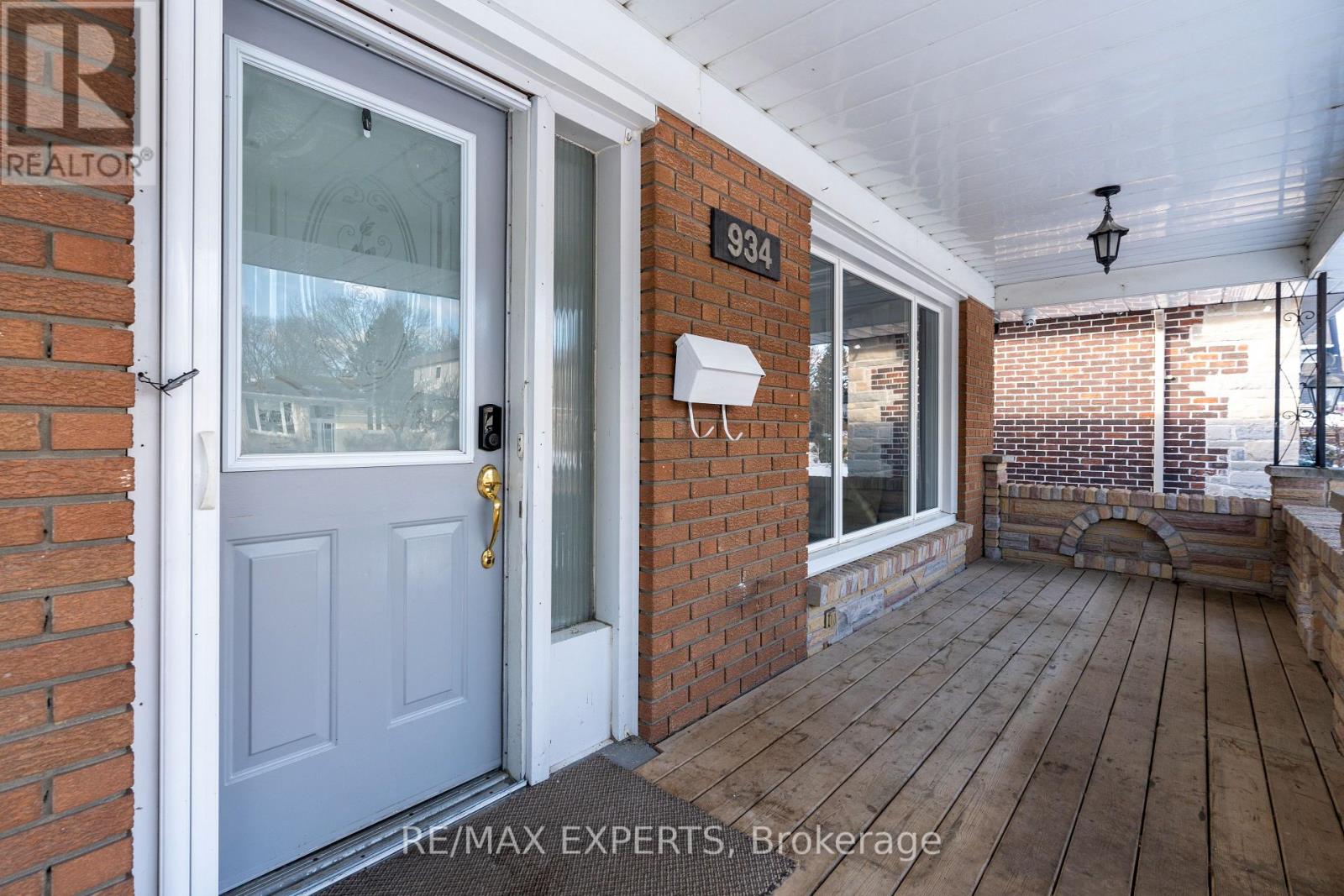 Upper - 934 Beechwood Avenue, Mississauga, Ontario  L5G 4E2 - Photo 2 - W12729480