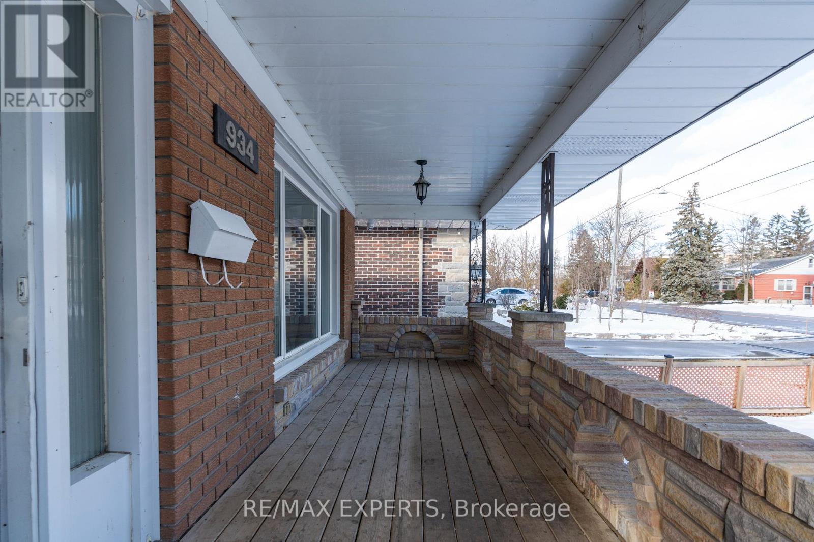 Upper - 934 Beechwood Avenue, Mississauga, Ontario  L5G 4E2 - Photo 3 - W12729480