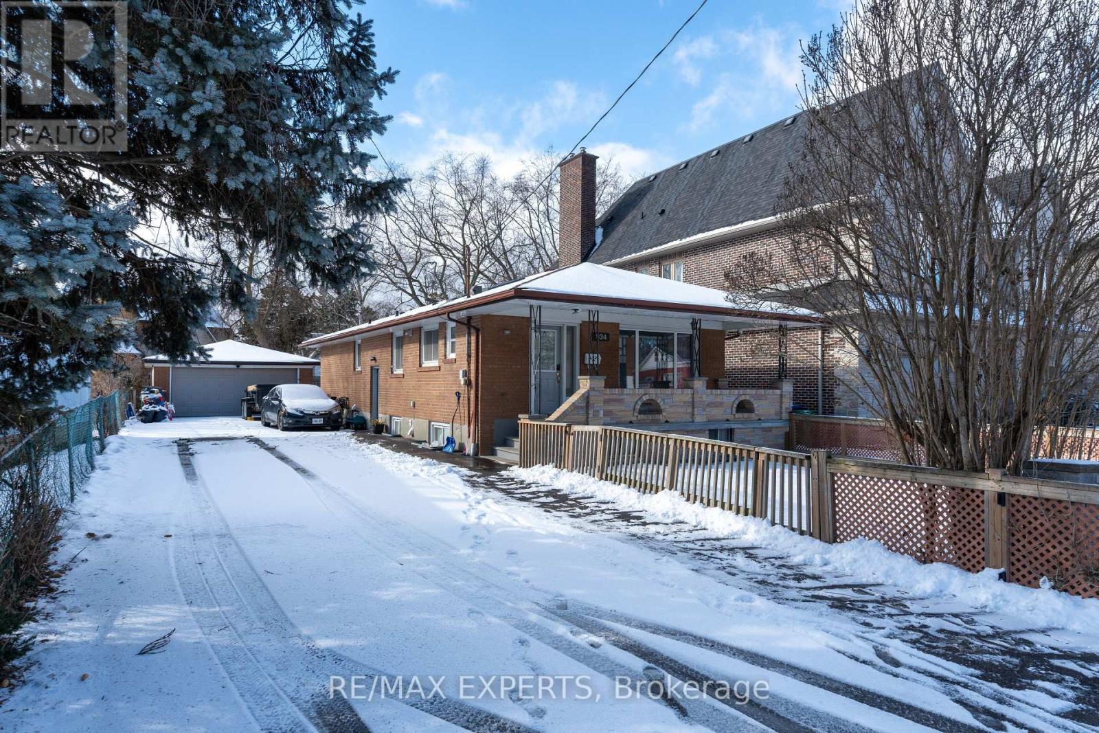 Upper - 934 Beechwood Avenue, Mississauga, Ontario  L5G 4E2 - Photo 4 - W12729480