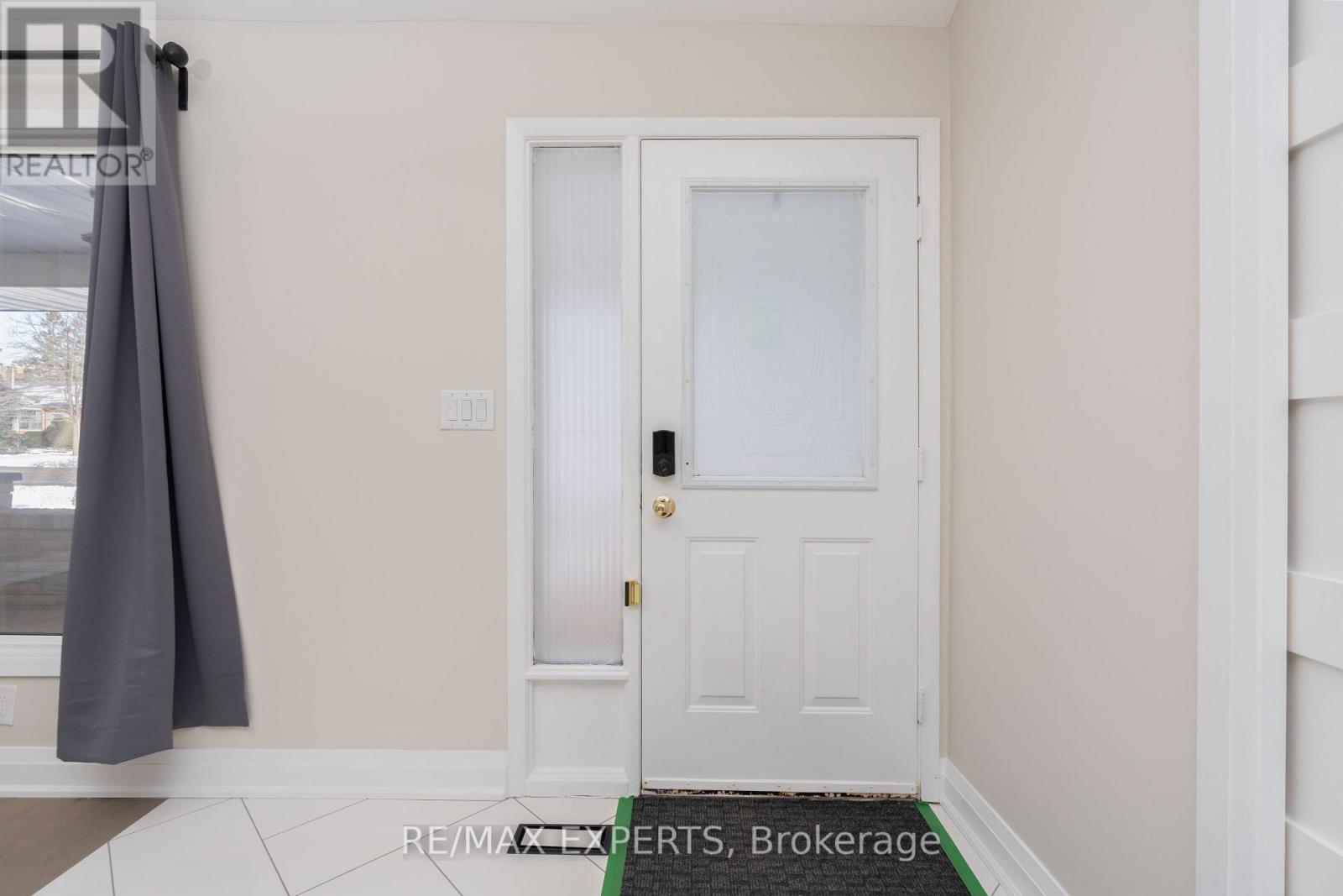 Upper - 934 Beechwood Avenue, Mississauga, Ontario  L5G 4E2 - Photo 8 - W12729480