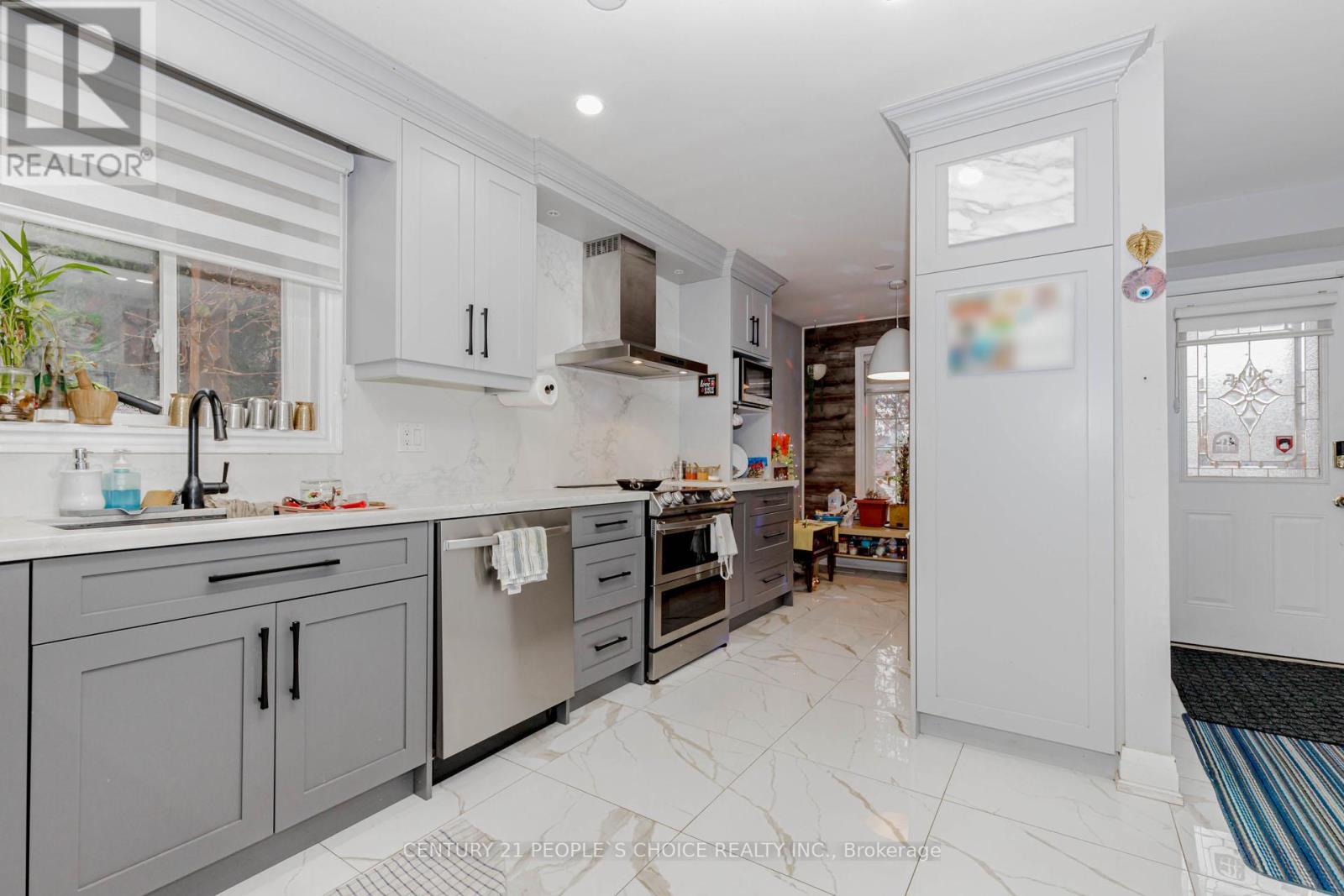 32 Elderwood Place, Brampton, Ontario  L6V 3N3 - Photo 4 - W12729492