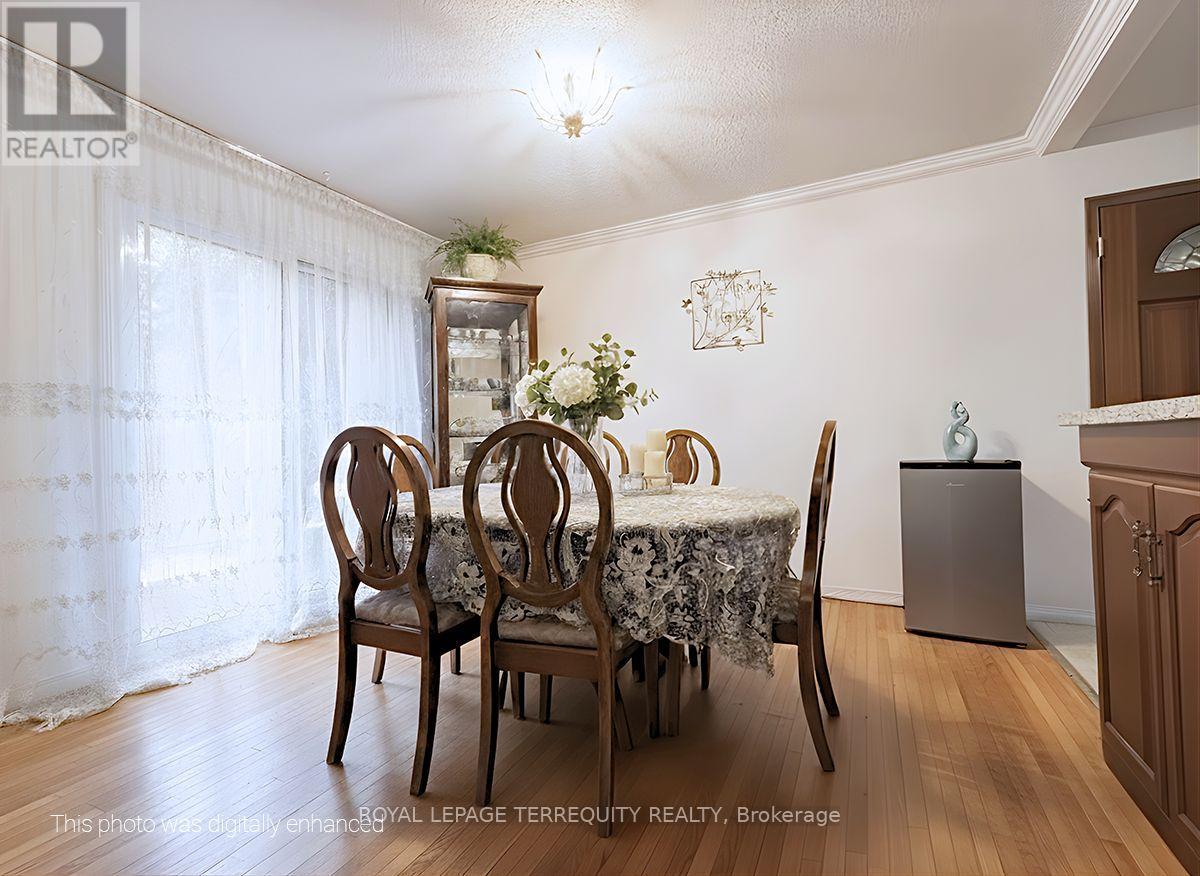 1704 Oberon Crescent, Mississauga, Ontario  L4X 2K8 - Photo 12 - W12729508