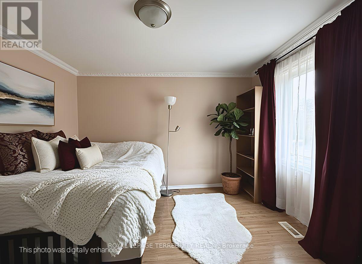 1704 Oberon Crescent, Mississauga, Ontario  L4X 2K8 - Photo 3 - W12729508