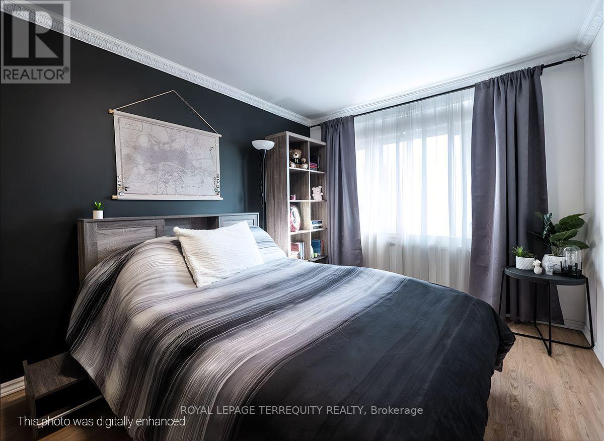 1704 Oberon Crescent, Mississauga, Ontario  L4X 2K8 - Photo 5 - W12729508