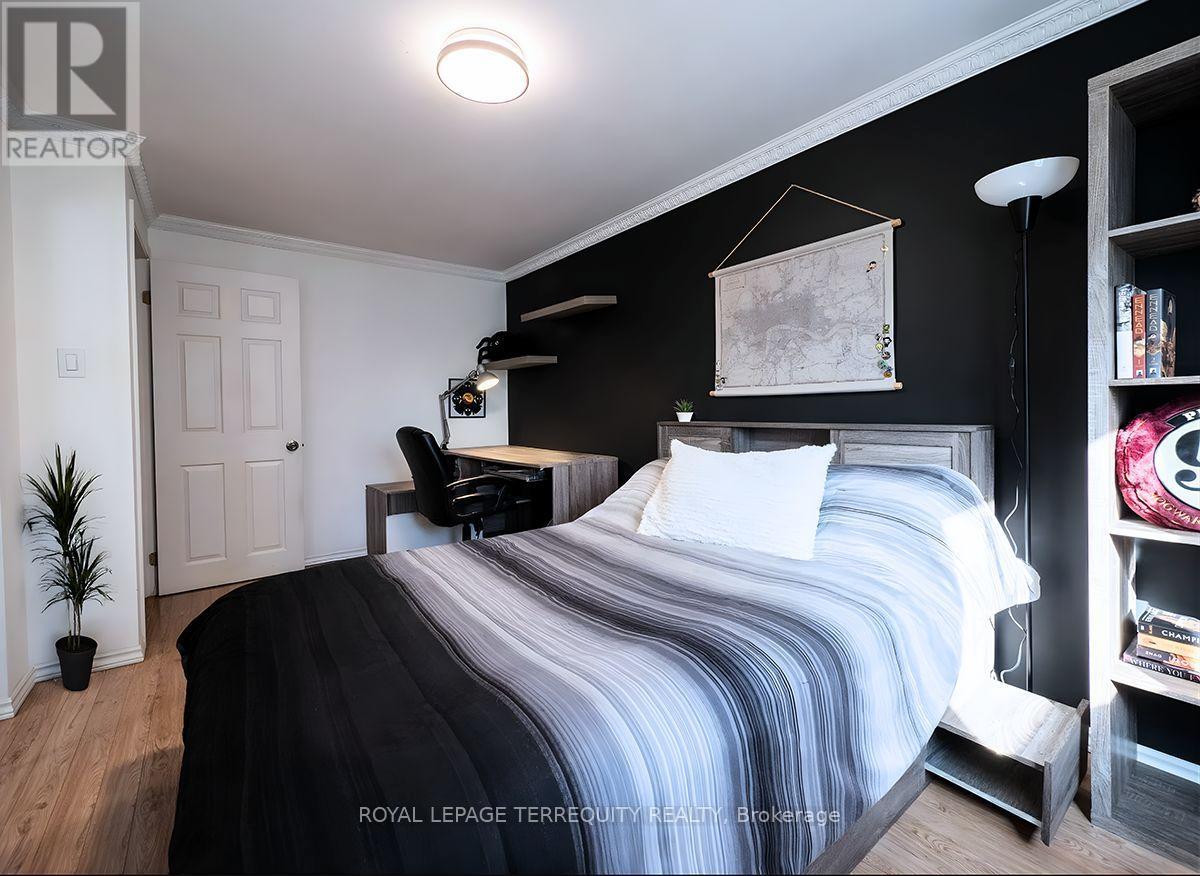 1704 Oberon Crescent, Mississauga, Ontario  L4X 2K8 - Photo 6 - W12729508