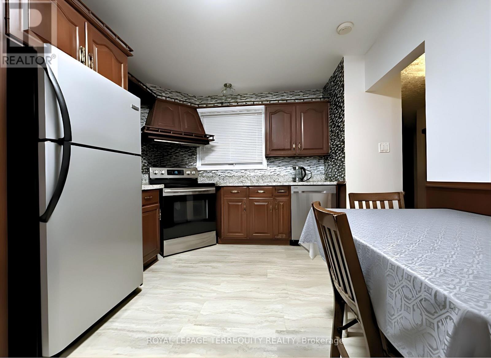 1704 Oberon Crescent, Mississauga, Ontario  L4X 2K8 - Photo 8 - W12729508