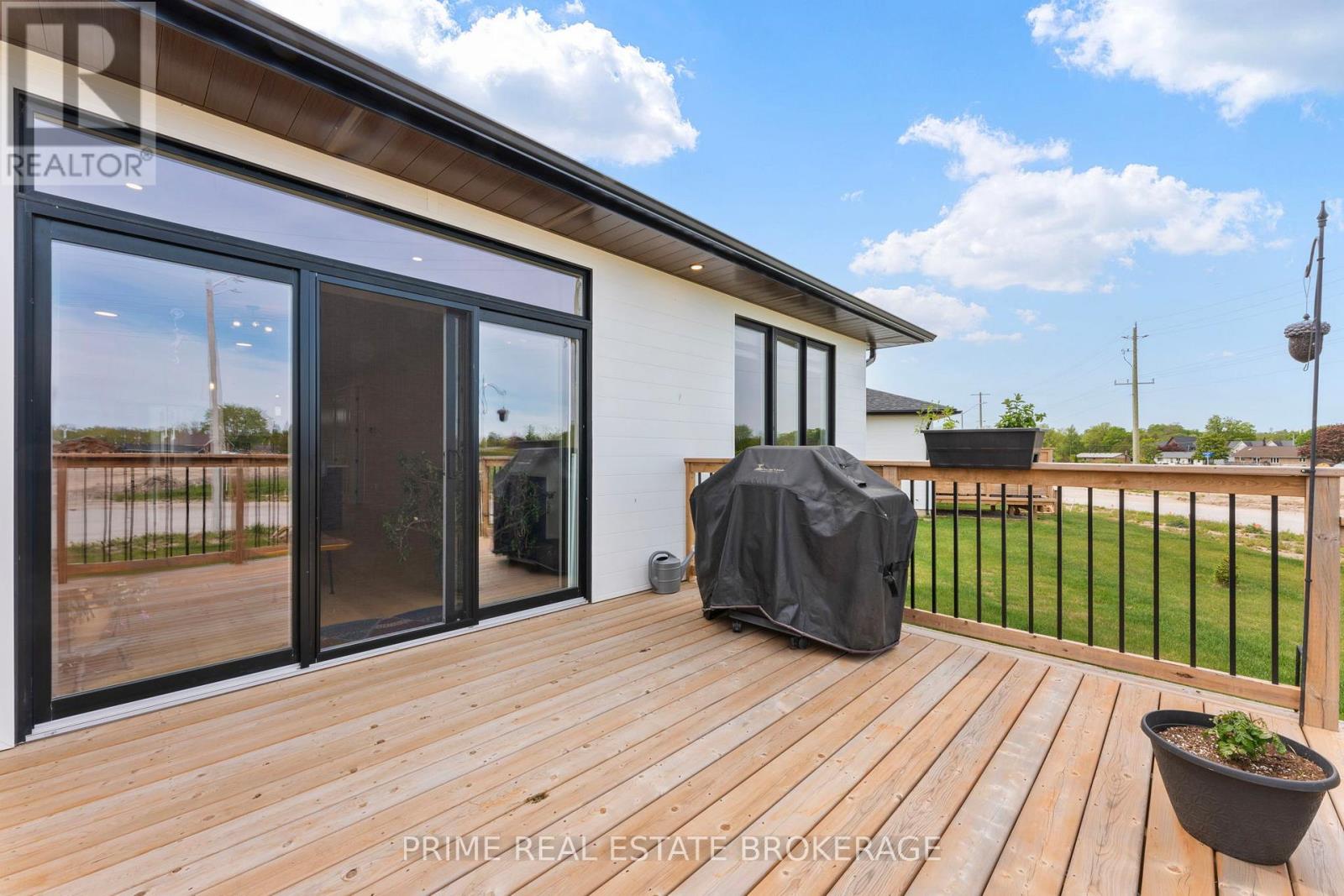 3 - 106 Coastal Crescent, Lambton Shores, Ontario  N0M 1T0 - Photo 34 - X12416005