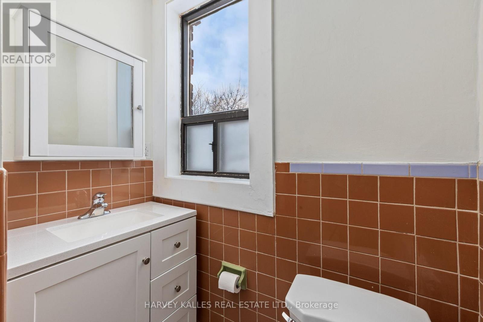 2 - 822 St Clair Avenue W, Toronto, Ontario  M6C 1C1 - Photo 18 - C12728996