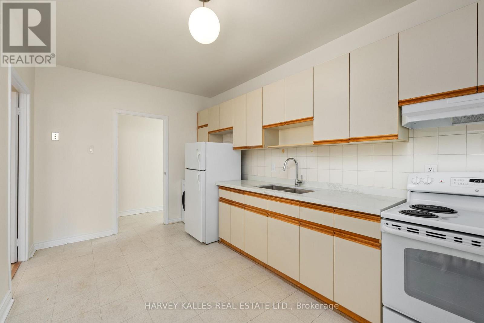 2 - 822 St Clair Avenue W, Toronto, Ontario  M6C 1C1 - Photo 2 - C12728996