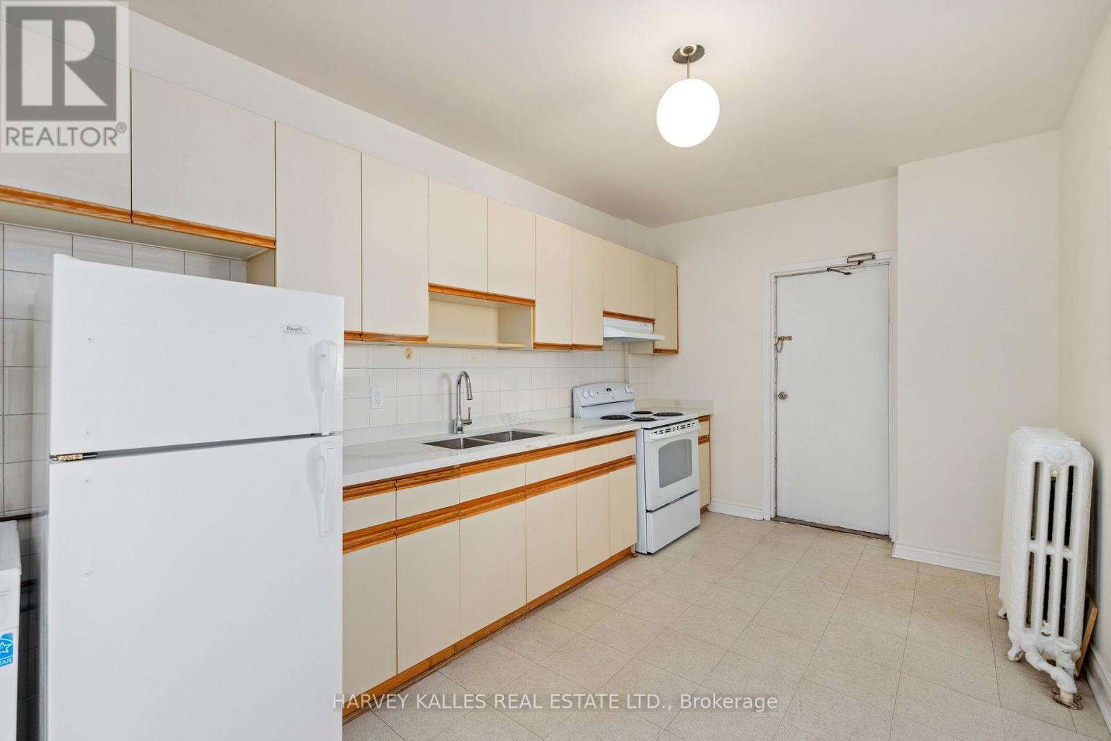 2 - 822 St Clair Avenue W, Toronto, Ontario  M6C 1C1 - Photo 3 - C12728996