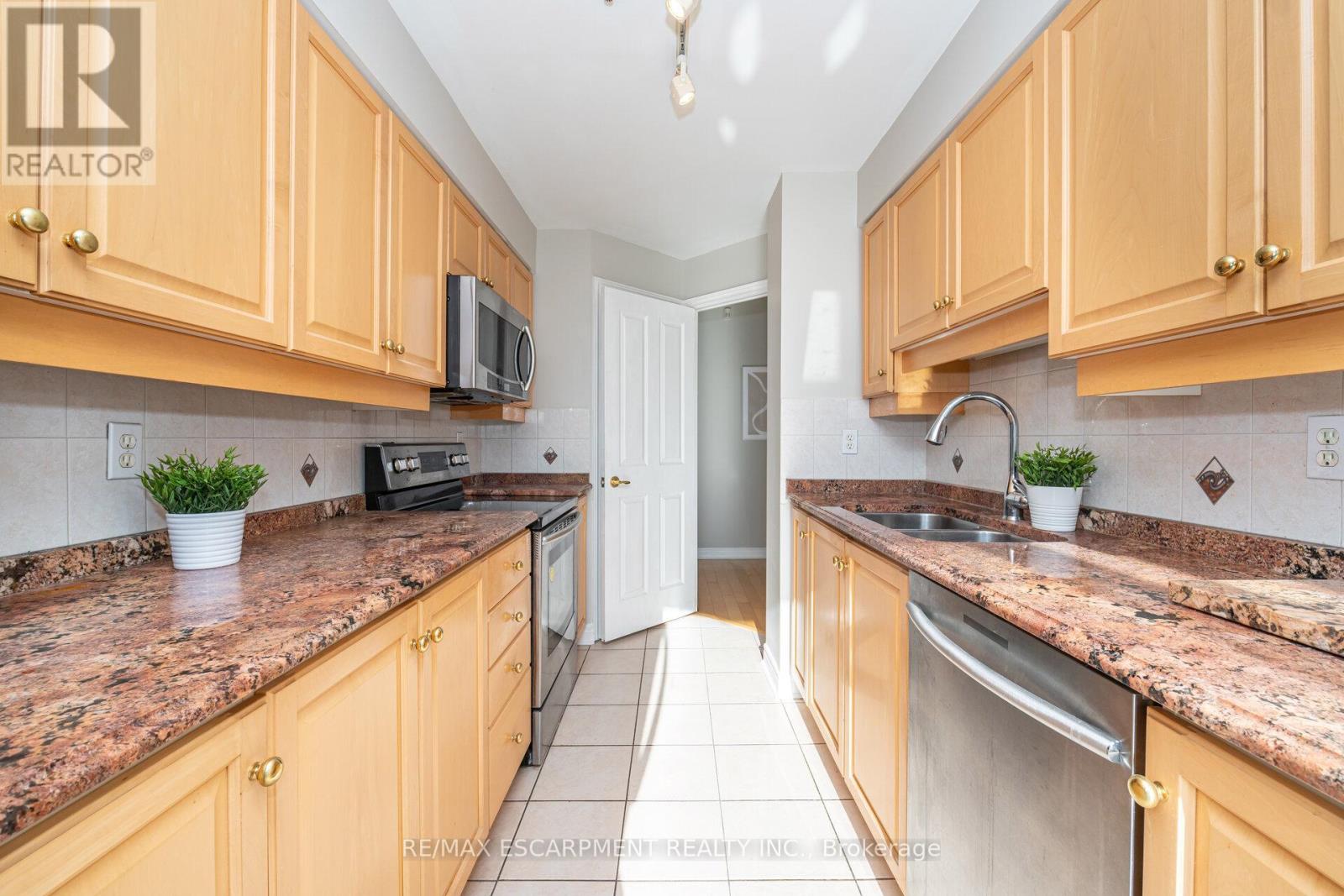 Gla1 - 60 Old Mill Road, Oakville, Ontario  L6J 7V9 - Photo 10 - W12637570