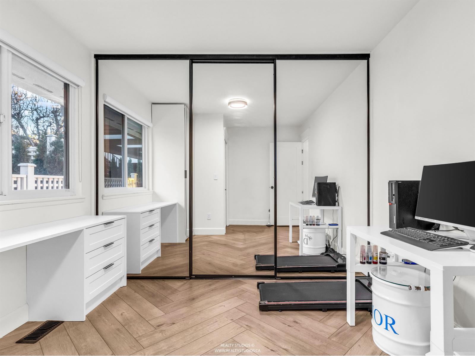 15383 Columbia Avenue, White Rock, British Columbia  V4B 1K1 - Photo 9 - R3082562