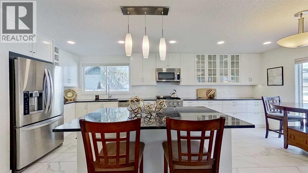 2932 Lathom Crescent Sw, Calgary, Alberta  T3E 5W7 - Photo 12 - A2270024