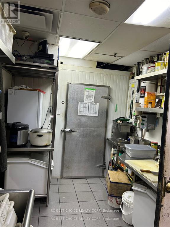 1-134 - 100 City Centre Drive, Mississauga, Ontario  L5B 2C9 - Photo 5 - W12729578