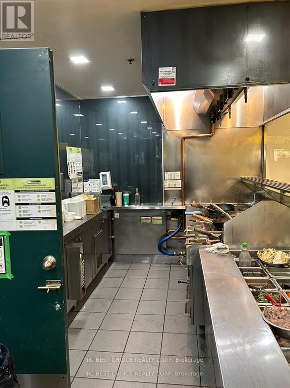 1-134 - 100 City Centre Drive, Mississauga, Ontario  L5B 2C9 - Photo 6 - W12729578