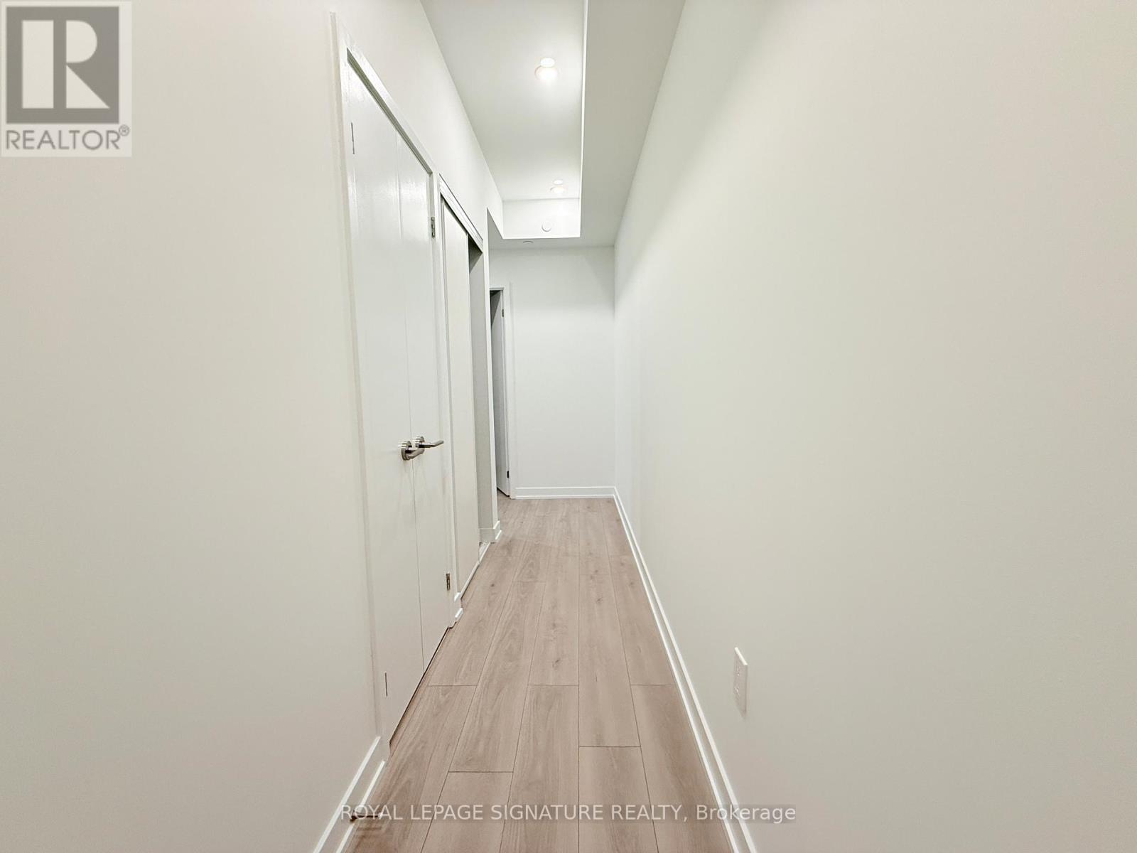 405 - 1 Fairview Road E, Mississauga, Ontario  L5A 4C6 - Photo 2 - W12729656