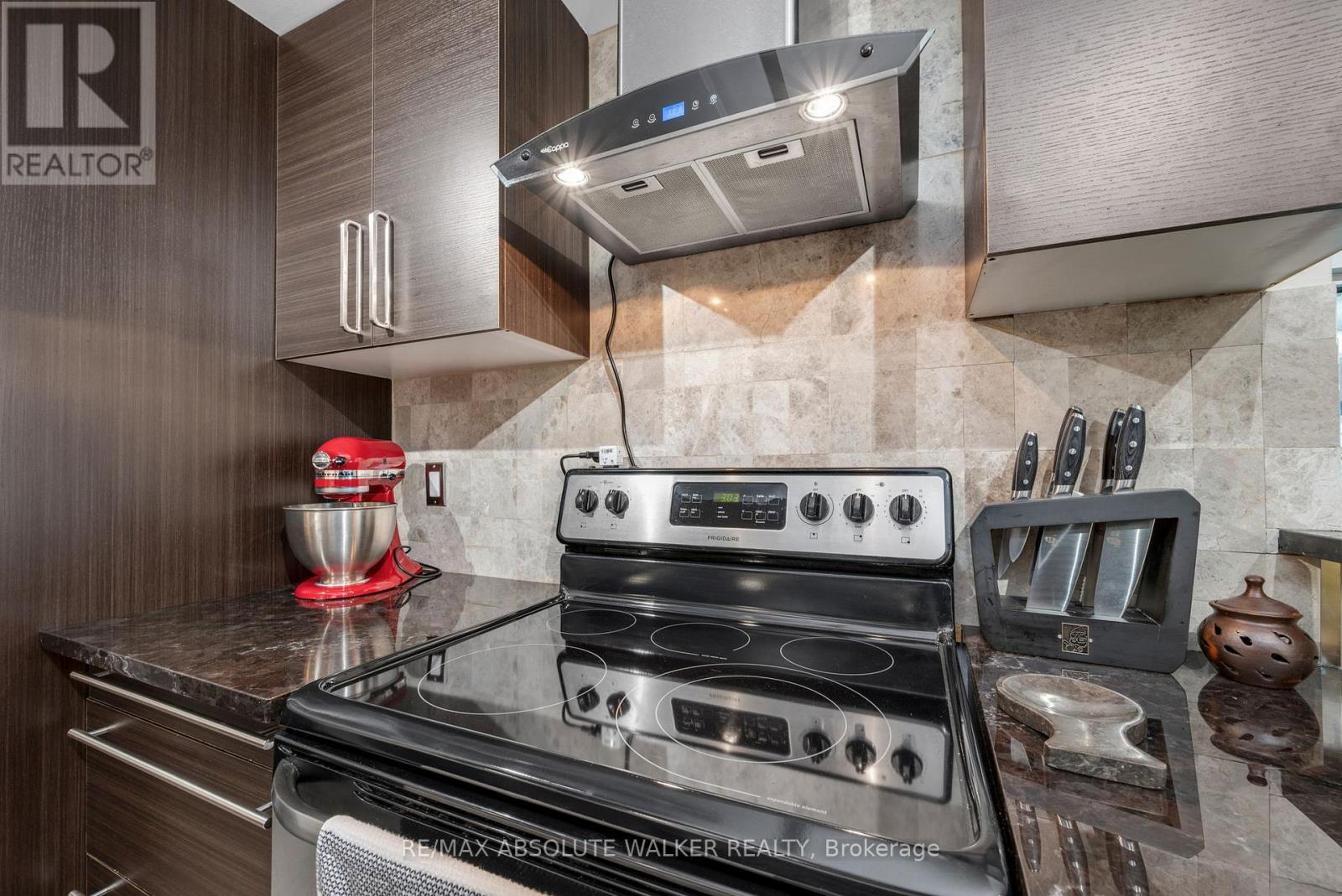 901 - 555 Brittany Drive, Ottawa, Ontario K1K 4C5 - Photo 13 - X12729698