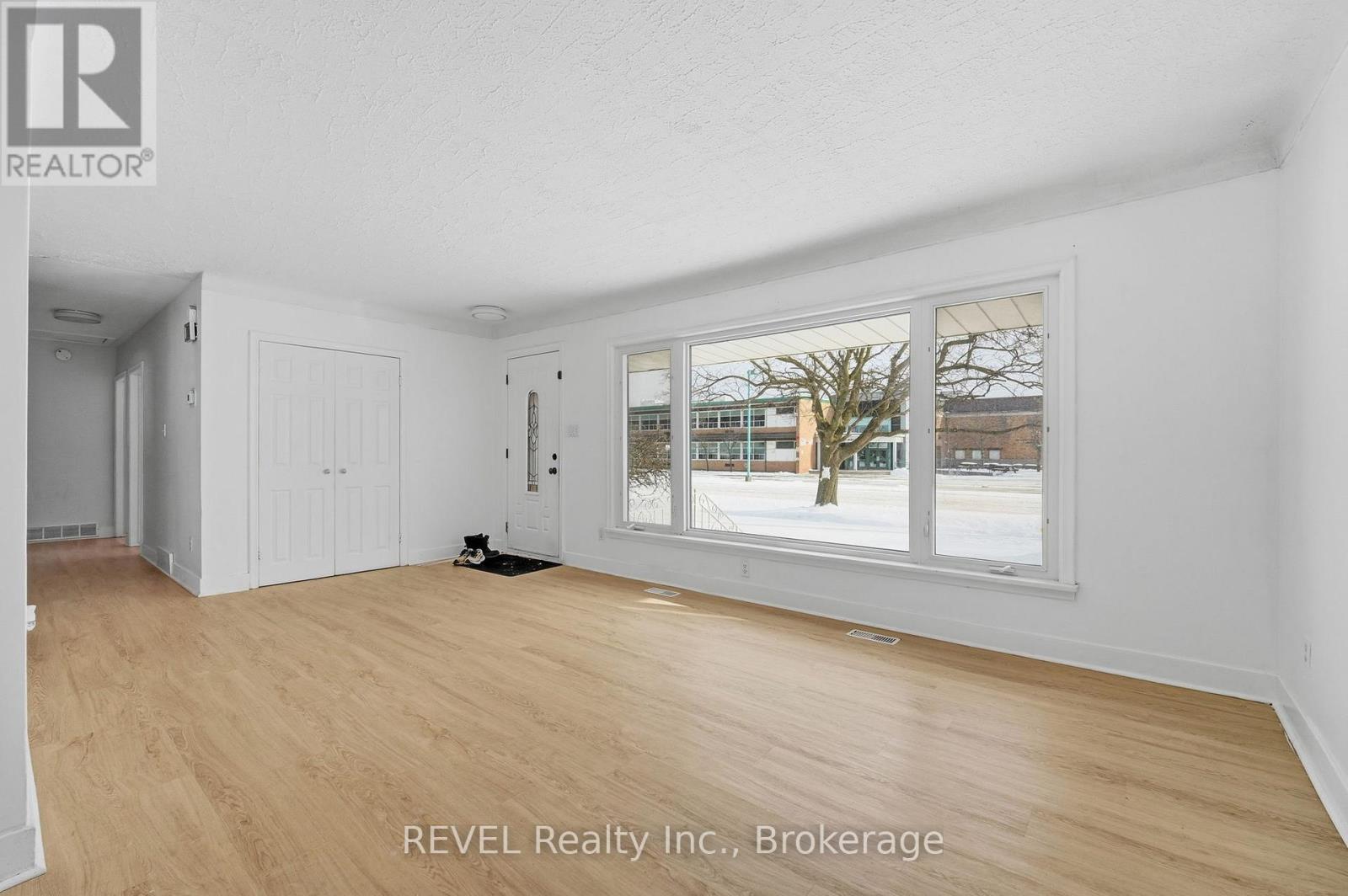 10 Redwood Avenue, St. Catharines, Ontario  L2M 3B2 - Photo 5 - X12729666