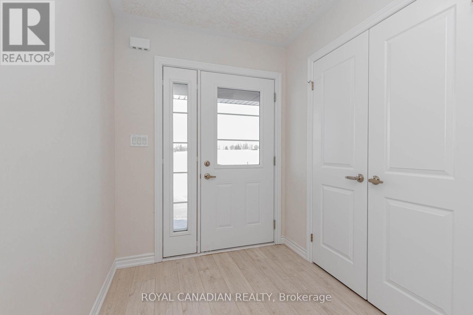 355 Benninger Drive, Kitchener, Ontario  N2E 0K1 - Photo 4 - X12722174