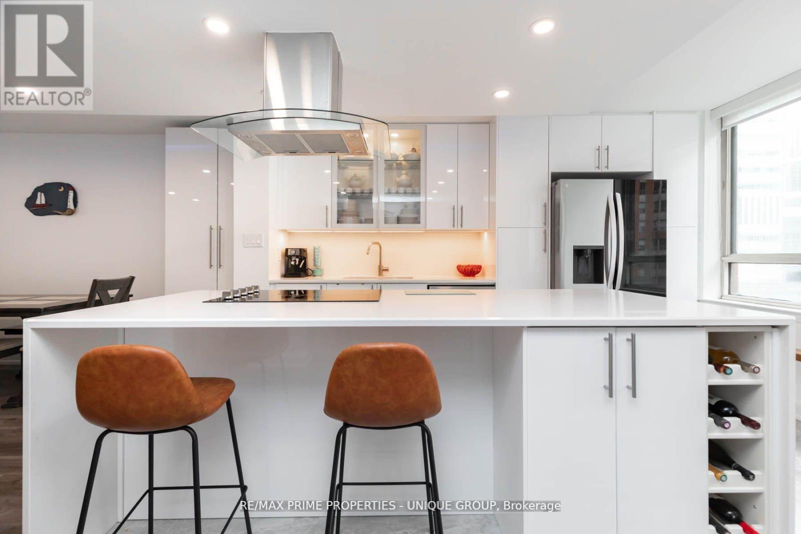 903 - 633 BAY STREET, Toronto, Ontario