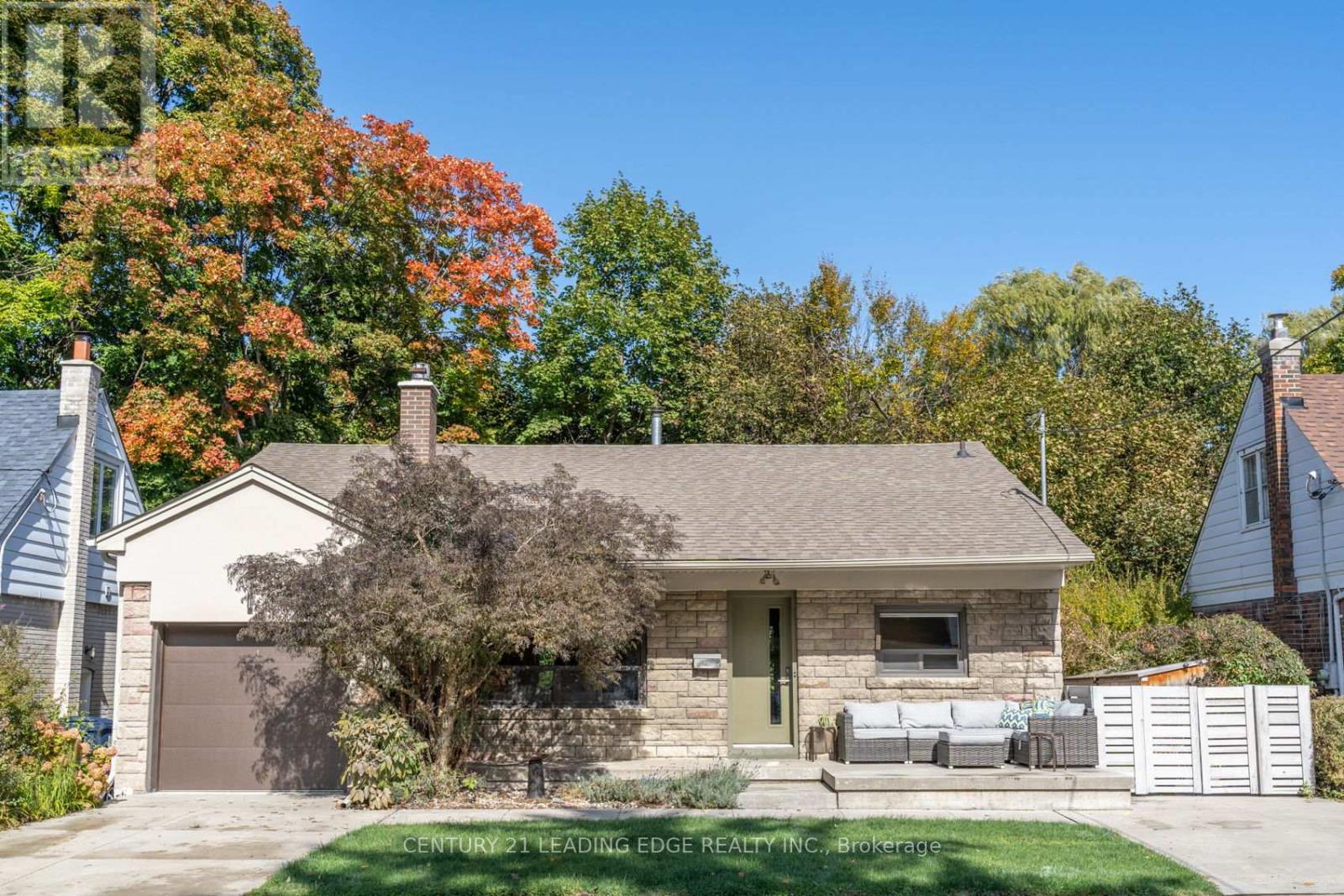 8 GLEN ROBERT DRIVE, Toronto, Ontario