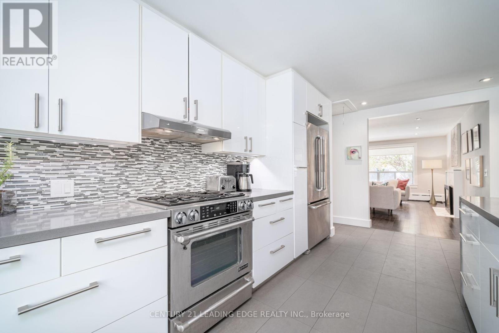 8 Glen Robert Drive, Toronto, Ontario  M4B 1J5 - Photo 10 - E12729806