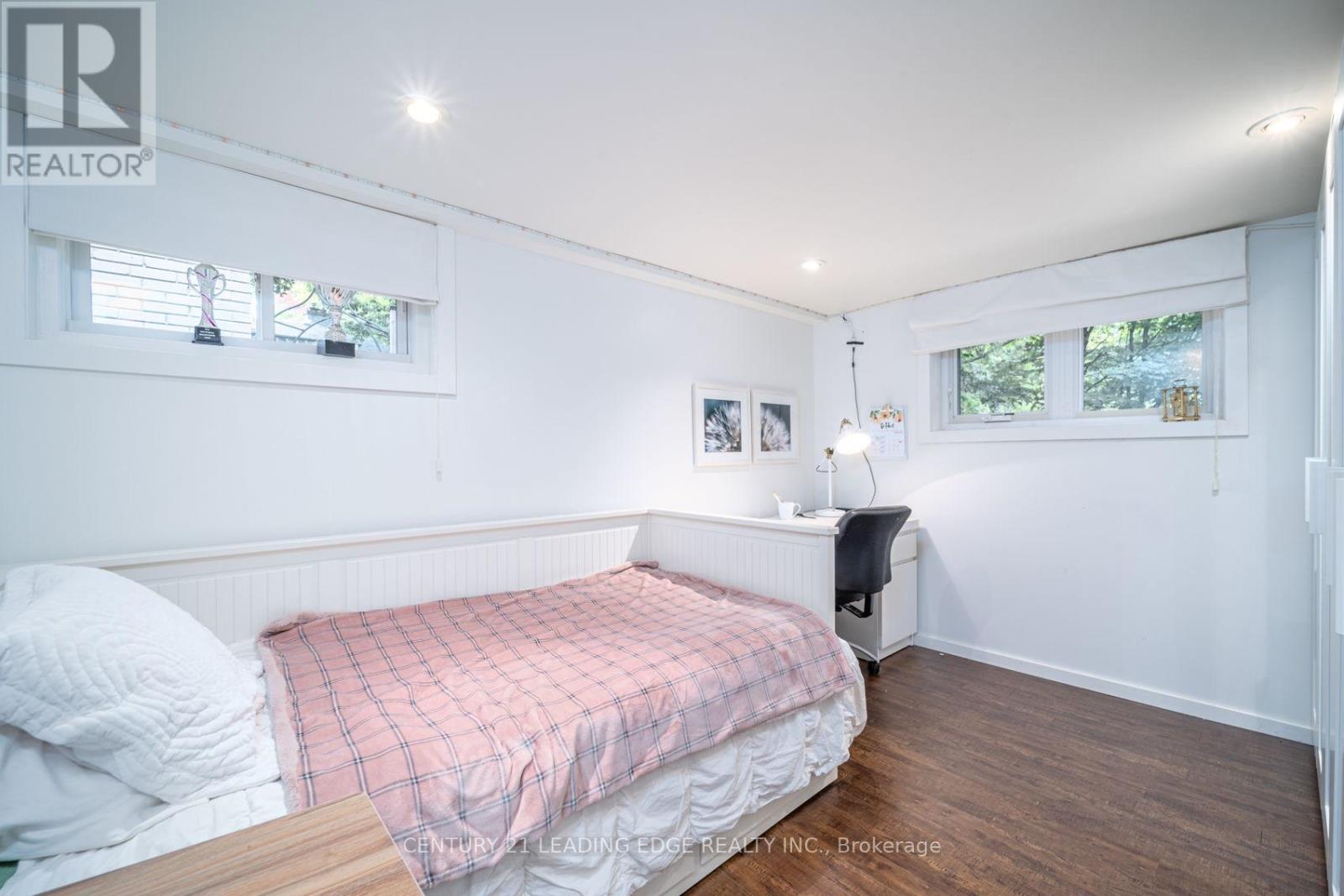 8 Glen Robert Drive, Toronto, Ontario  M4B 1J5 - Photo 18 - E12729806