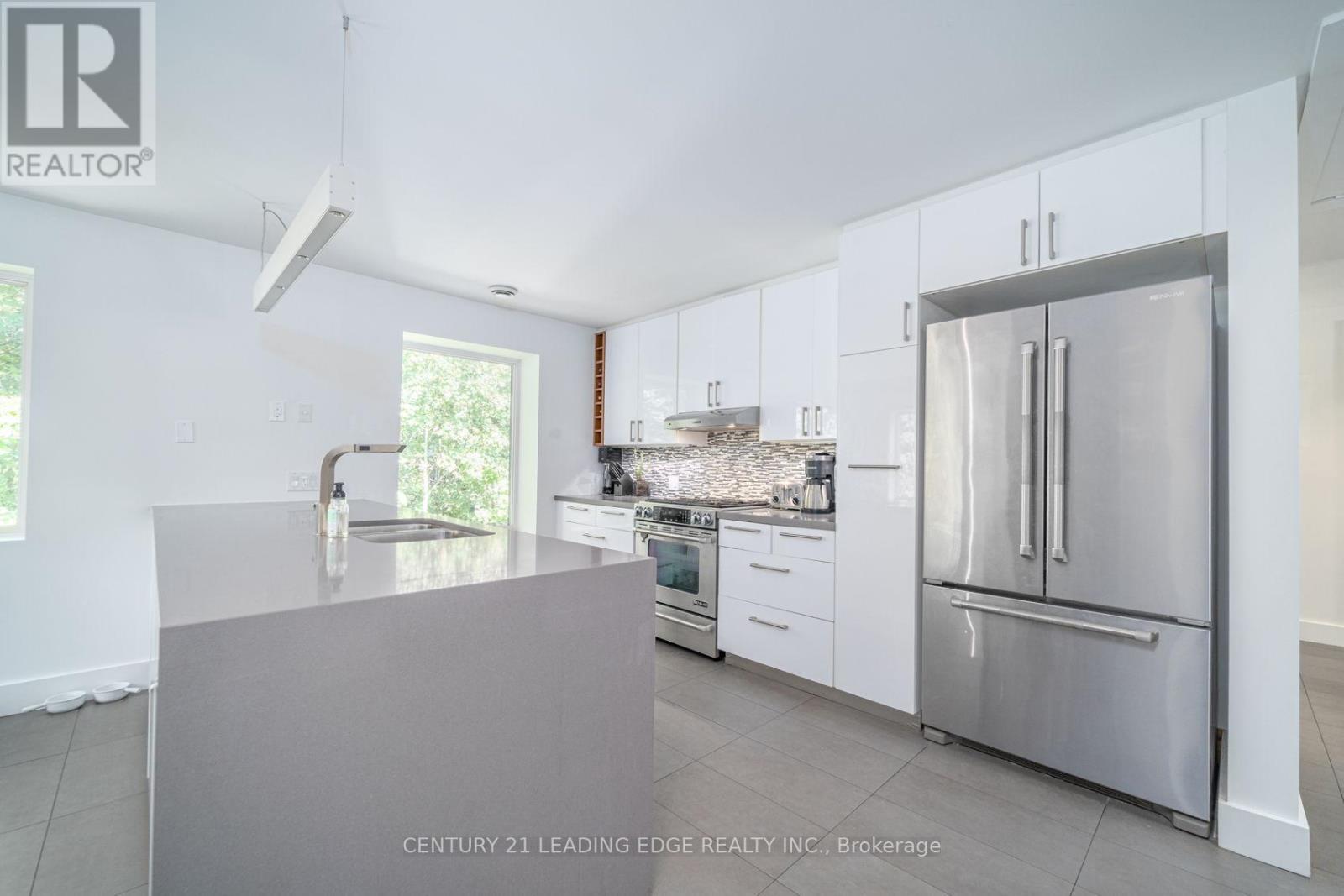 8 Glen Robert Drive, Toronto, Ontario  M4B 1J5 - Photo 9 - E12729806