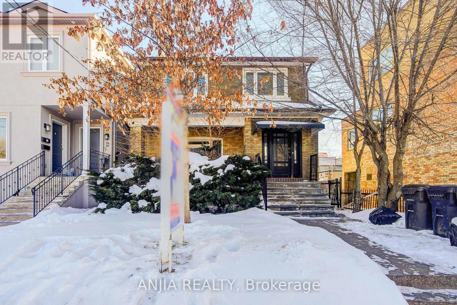 7 LINNSMORE CRESCENT, Toronto, Ontario