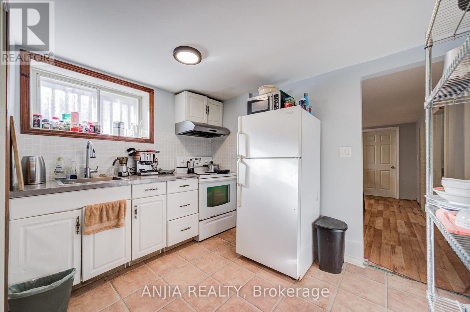 7 Linnsmore Crescent, Toronto, Ontario  M4J 4J5 - Photo 11 - E12729844